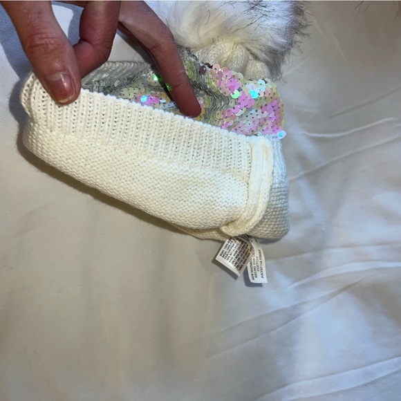 New Girls beanies with large fluffy Pom - Picture 6 of 6